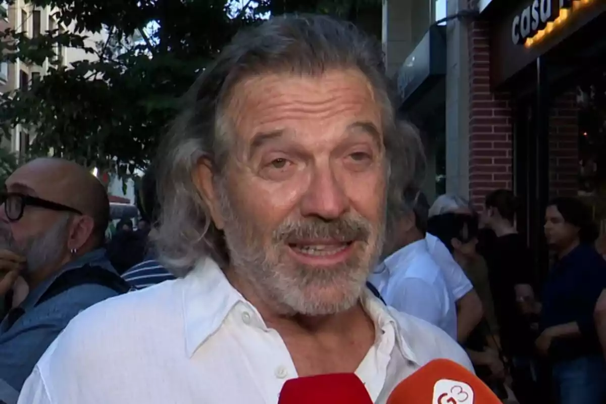 Pepe Navarro parlant davant de diversos micròfons en un carrer concorregut Pepe Navarro parlant davant de diversos micròfons en un carrer concorregut