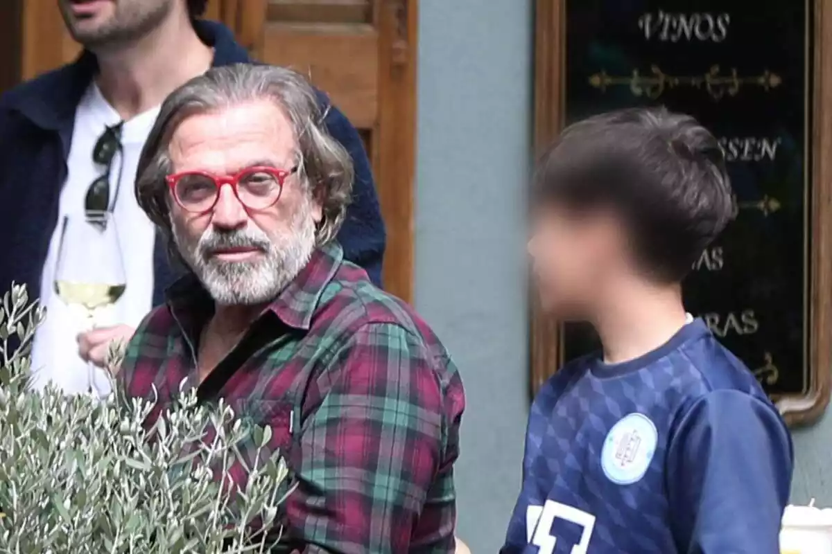 Pepe Navarro acompanyat del seu fill pel carrer