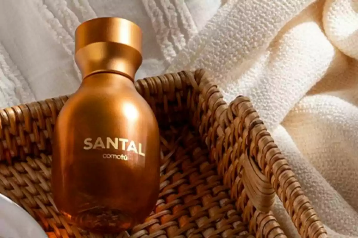 Una ampolla daurada de perfum amb l'etiqueta Una ampolla daurada de perfum amb l'etiqueta