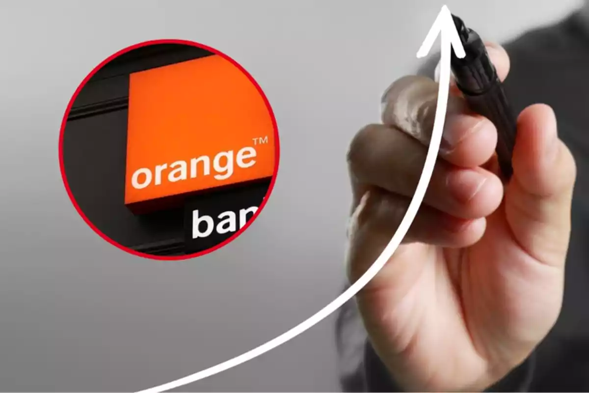 Una mà sosté un marcador negre dibuixant una fletxa ascendent, amb un requadre que mostra un rètol taronja amb la paraula 