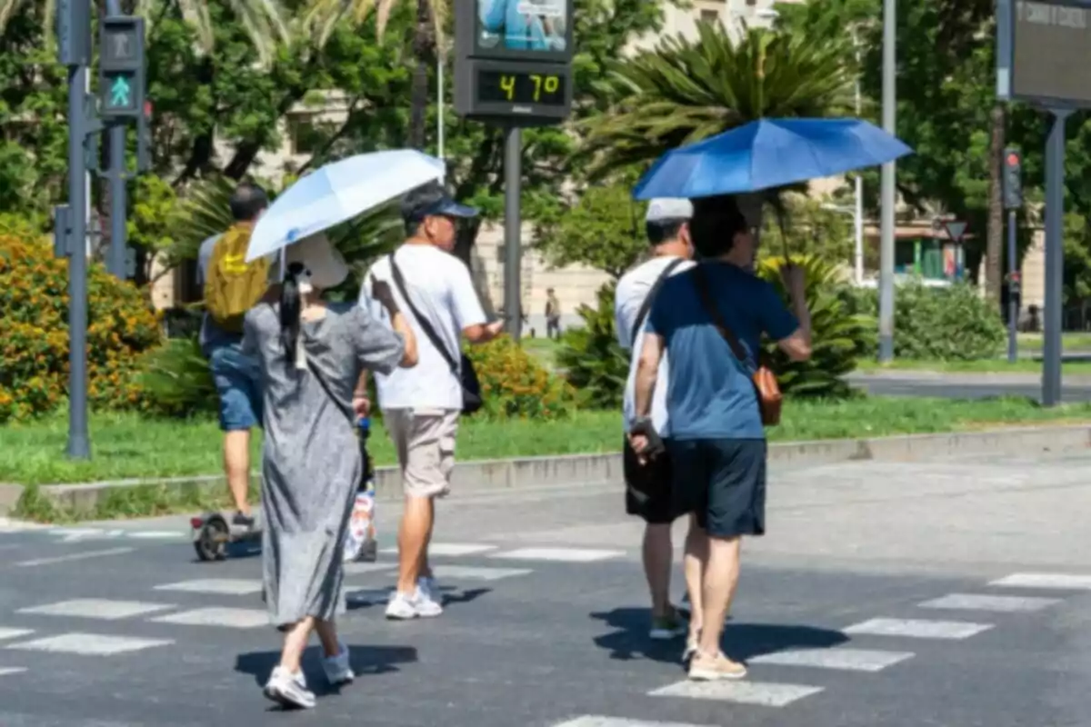 Imatges de persones al costat d’un termòmetre als carrers de la capital hispalenca a 47 graus de temperatura, el 24 de juliol de 2024, a Sevilla. Imatges de persones al costat d’un termòmetre als carrers de la capital hispalenca a 47 graus de temperatura, el 24 de juliol de 2024, a Sevilla.