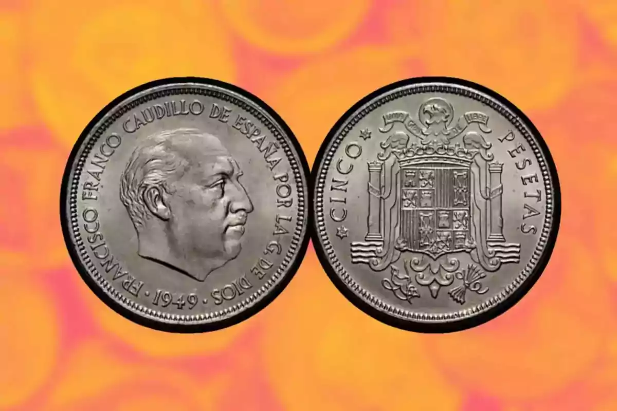 Moneda de cinc pessetes del 1949 amb el perfil d'un líder a un costat i l'escut d'Espanya a l'altre sobre un fons taronja.