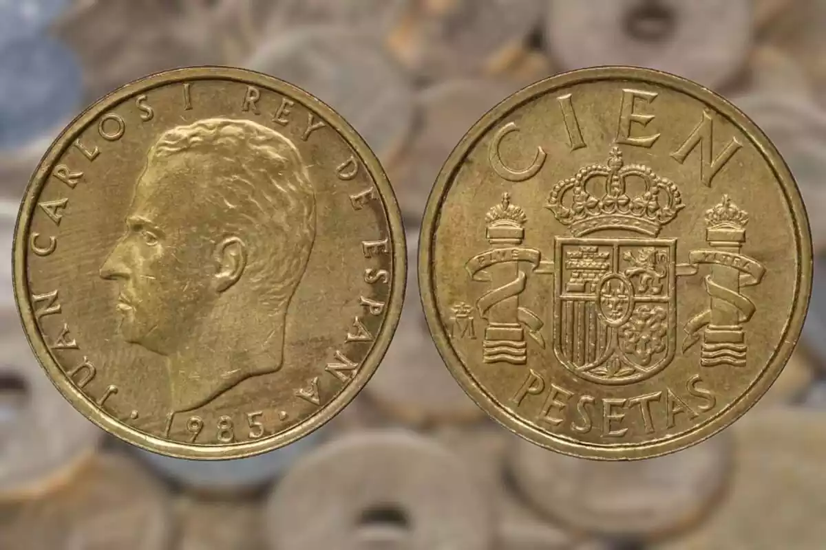 Imatge de fons de diverses pessetes amb una imatge en primer pla de la moneda de 100 pessetes de 1985