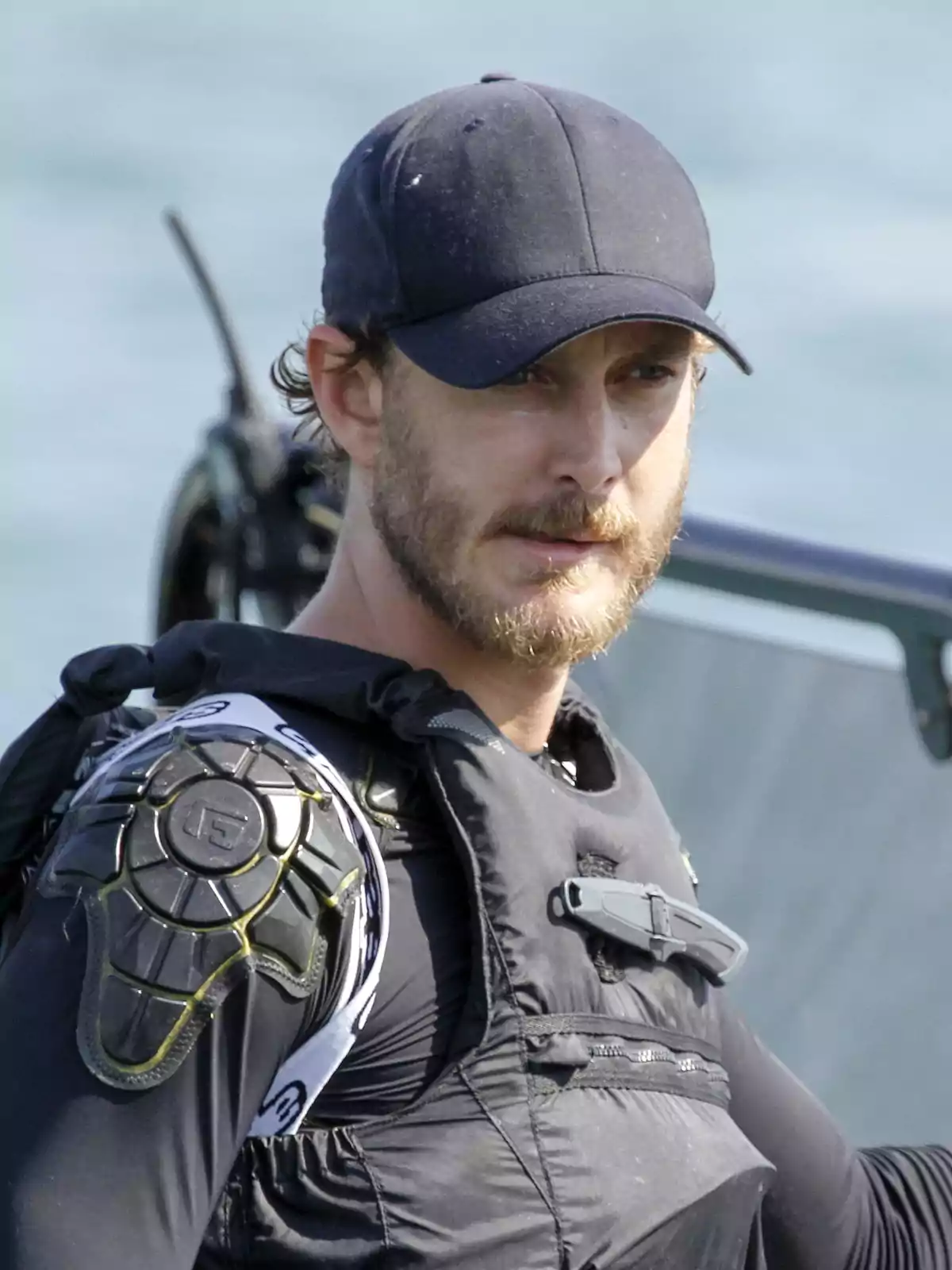 Pierre Casiraghi amb gorra negra i armilla de protecció, mirant cap a un costat, amb el mar de fons. Pierre Casiraghi amb gorra negra i armilla de protecció, mirant cap a un costat, amb el mar de fons.
