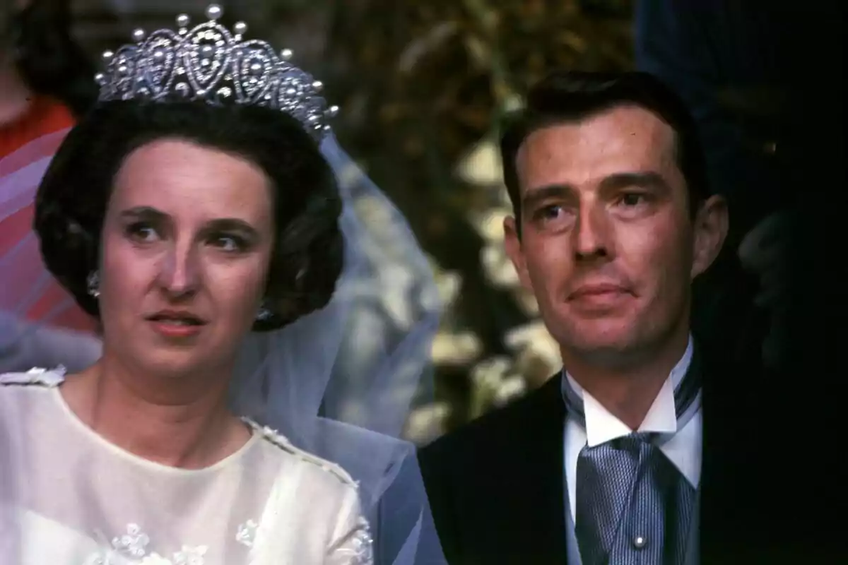 Pilar de Borbo and Luis Gomez Acebo are dressed as Novios, the woman wears a crown and veil, while the man wears a formal suit.