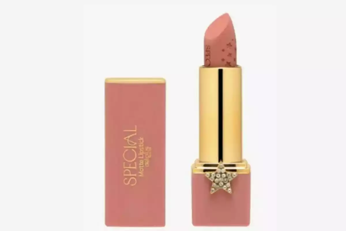 Un labial mate color rosa con detalles de estrellas en el producto y una estrella decorativa en la base dorada.