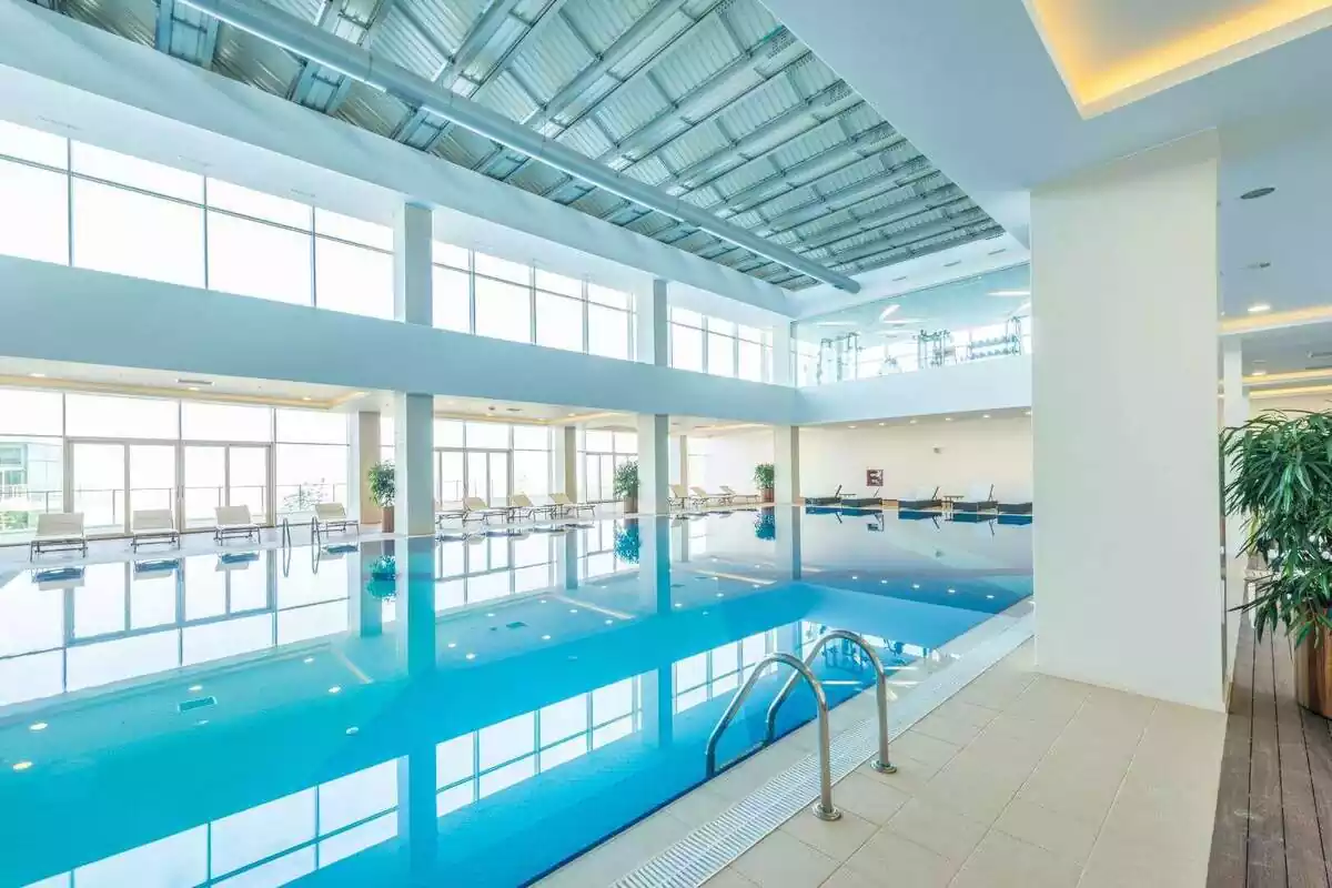 Imatge d'una piscina interior