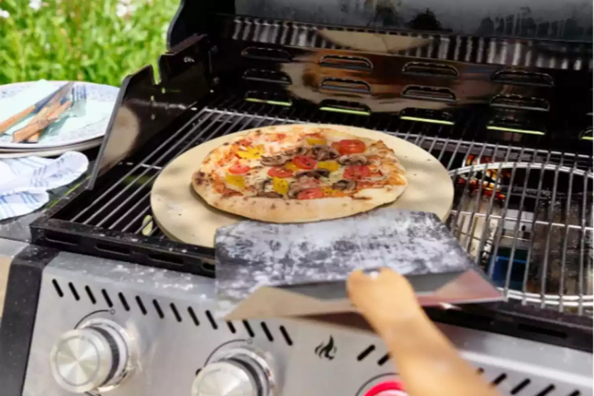 Una pizza cuinant-se en una graella a l'aire lliure.