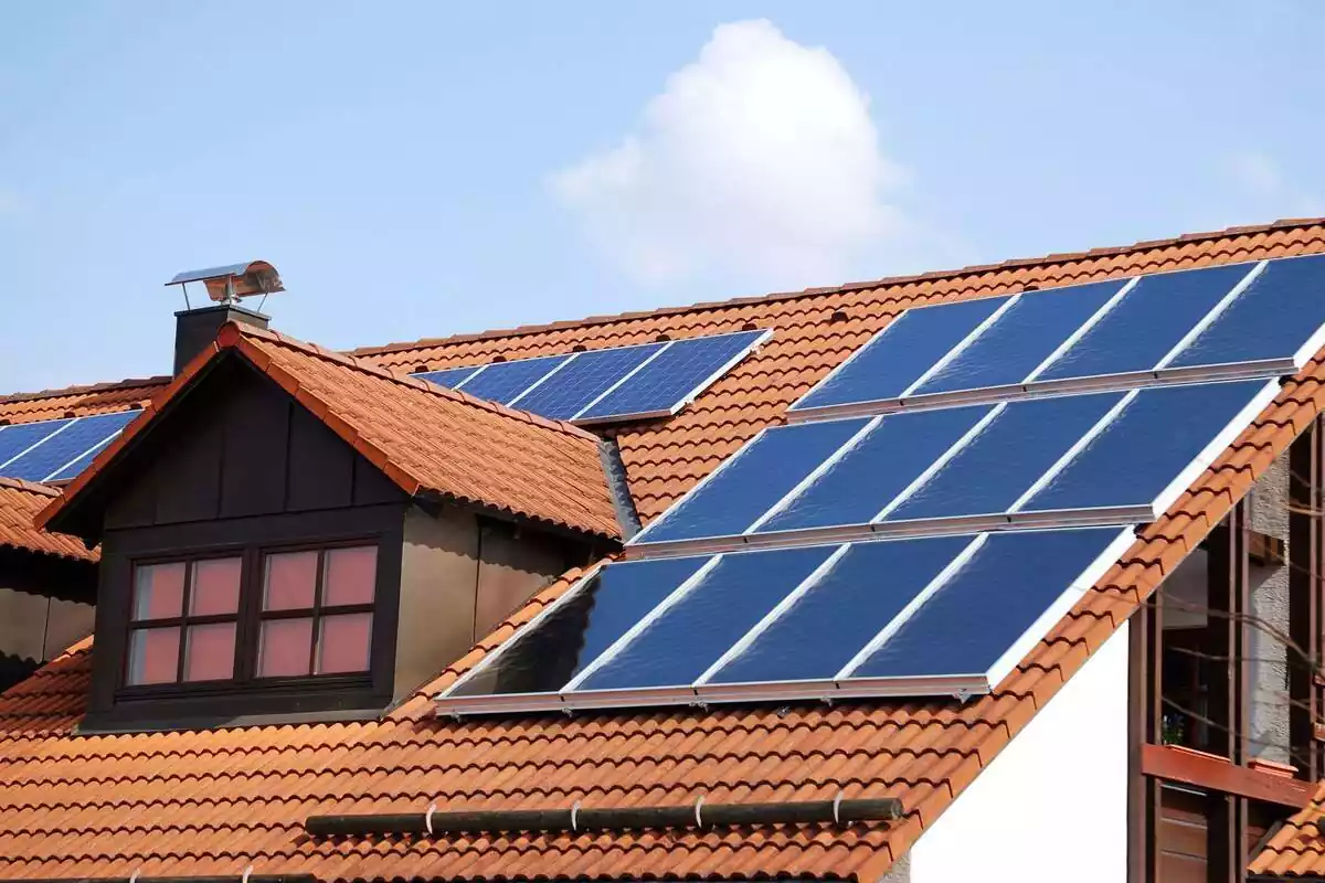 Plaques solars damunt la teulada d'una casa