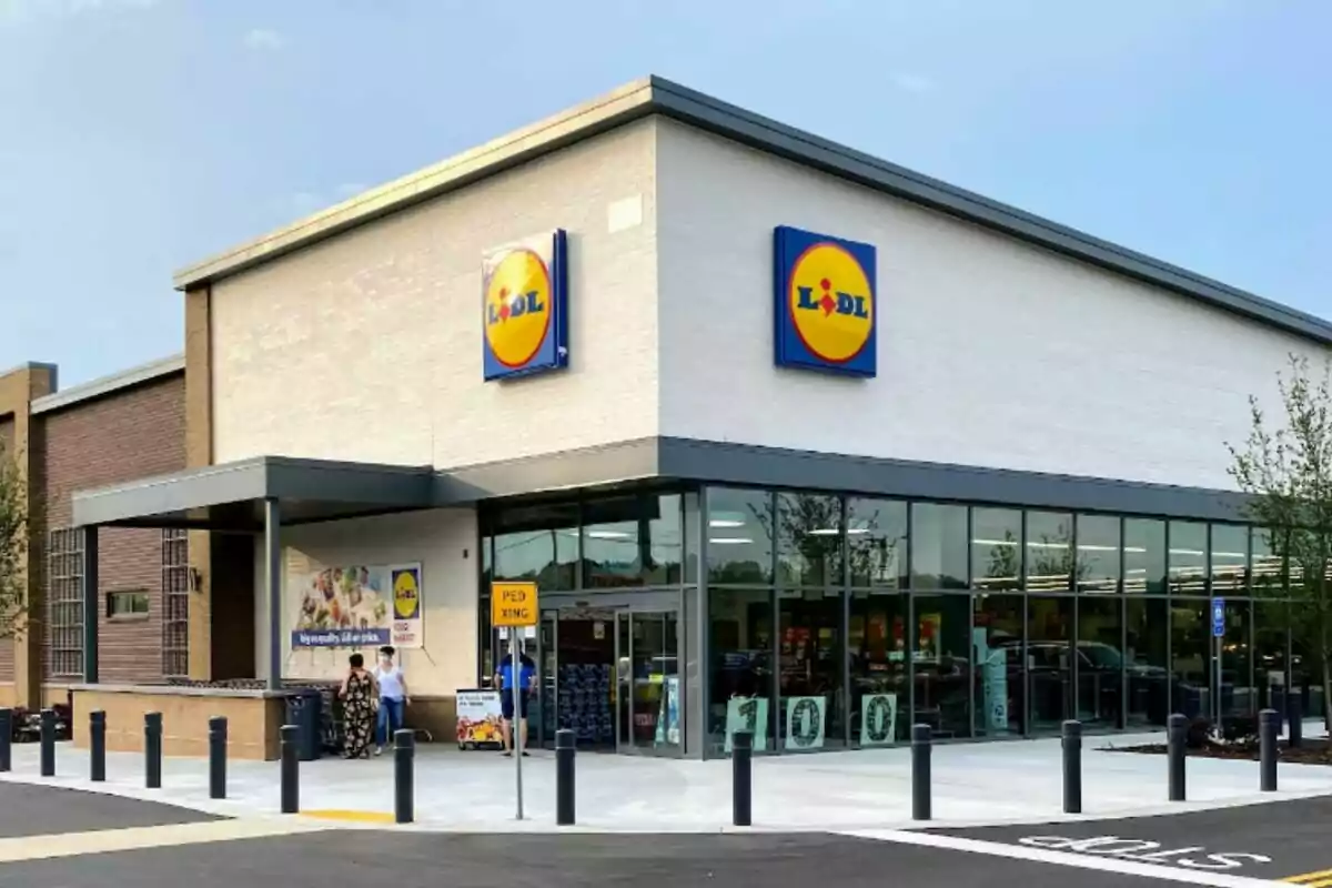 Façana d'una botiga de Lidl als Estats Units amb portes de vidre. Façana d'una botiga de Lidl als Estats Units amb portes de vidre.