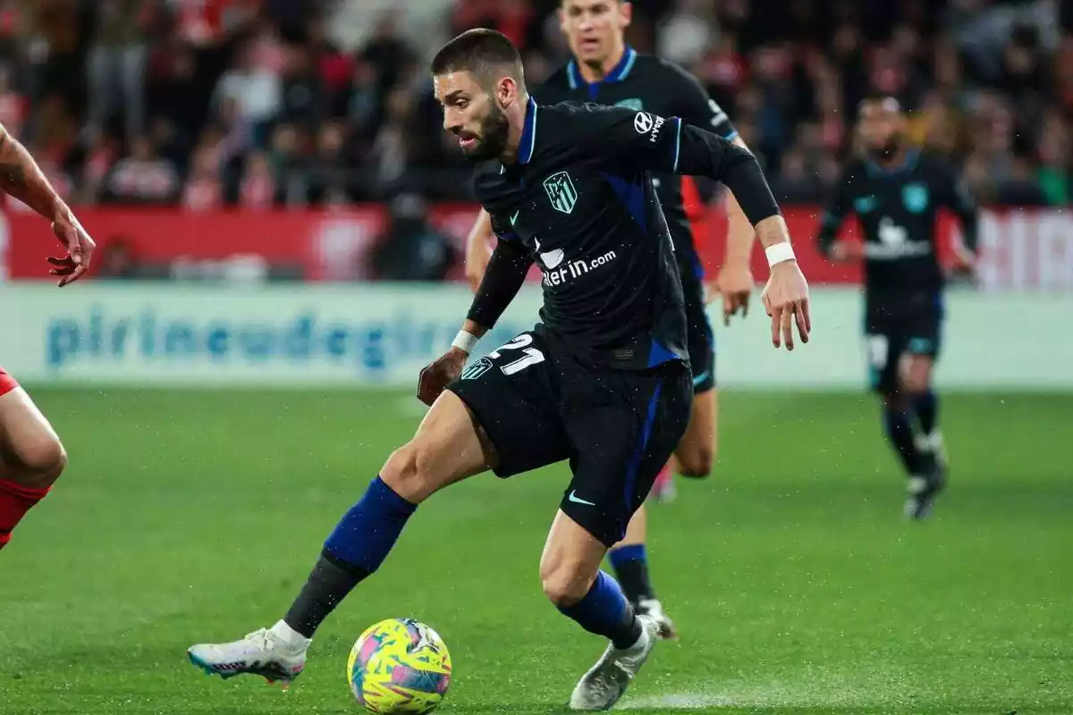 Pla general de Yannick Carrasco amb la pilota als peus durant un partit de l'Atlètic de Madrid