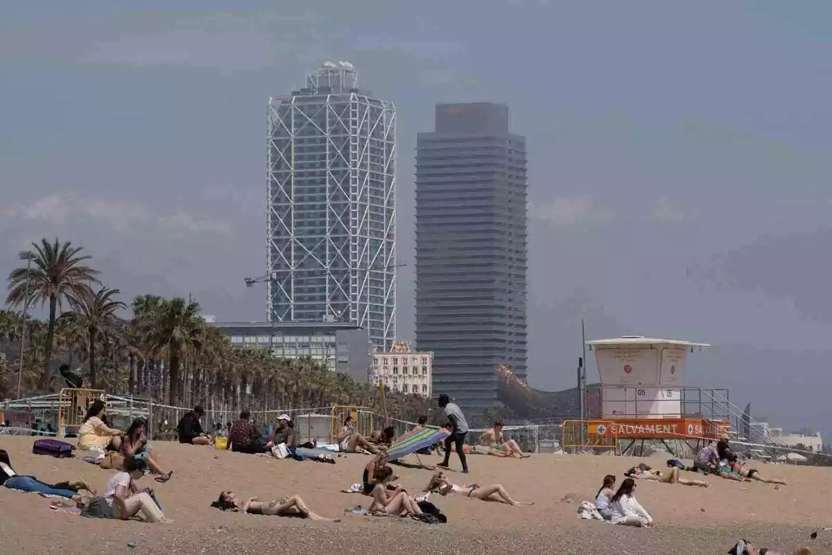 Gent a la platja de La Barceloneta