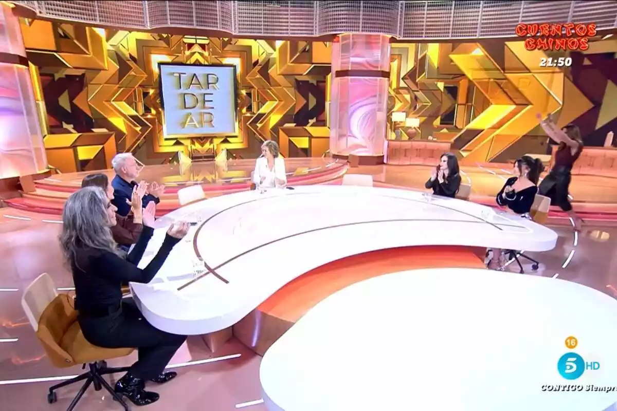 Plató de TardeAR a Telecinco, amb Ana Rosa, Alaska, Mario Vaquerizo o Xavier Sardà
