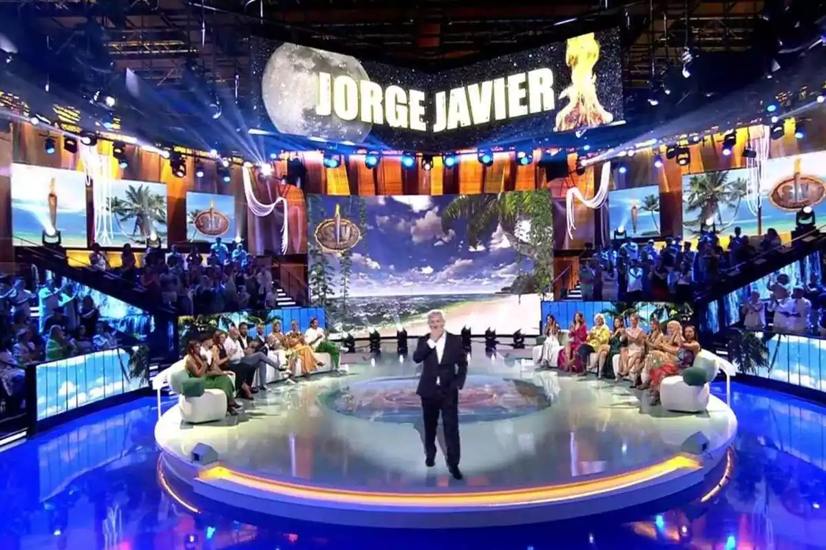 Plató de Supervivientes amb Carlos Sobera y un rètol de Jorge Javier Plató de Supervivientes amb Carlos Sobera y un rètol de Jorge Javier