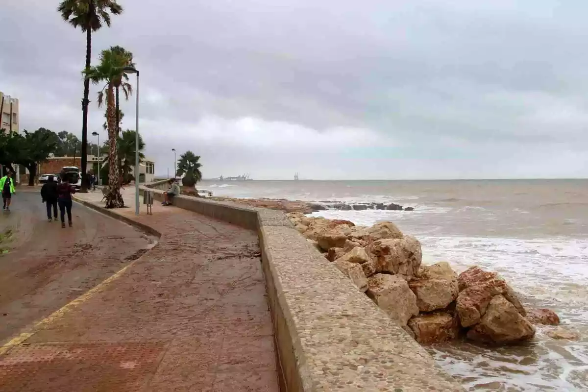 Imatge de la platja del Garraf en un dia de temporal i ventades