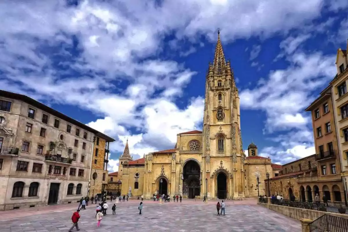 Imatge de la Plaça de la Catedral d'Oviedo, amb gent passejant