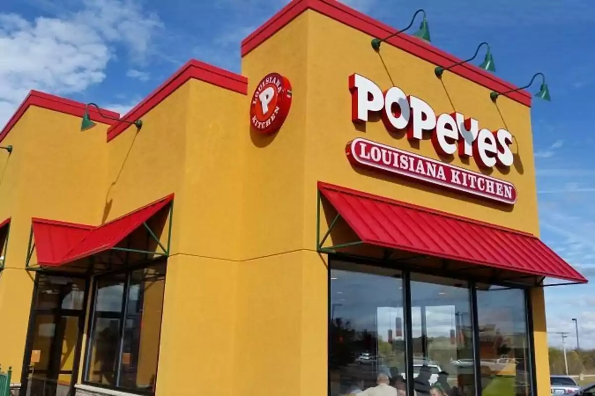 Fast food restaurant building with an exterior design in yellow and red colors. Fast food restaurant building with an exterior design in yellow and red colors.