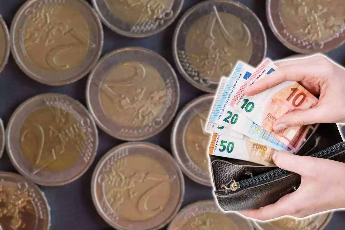 Muntatge amb conjunt de monedes de 2 euros de fons i mans subjectant moneder amb bitllets d'euro