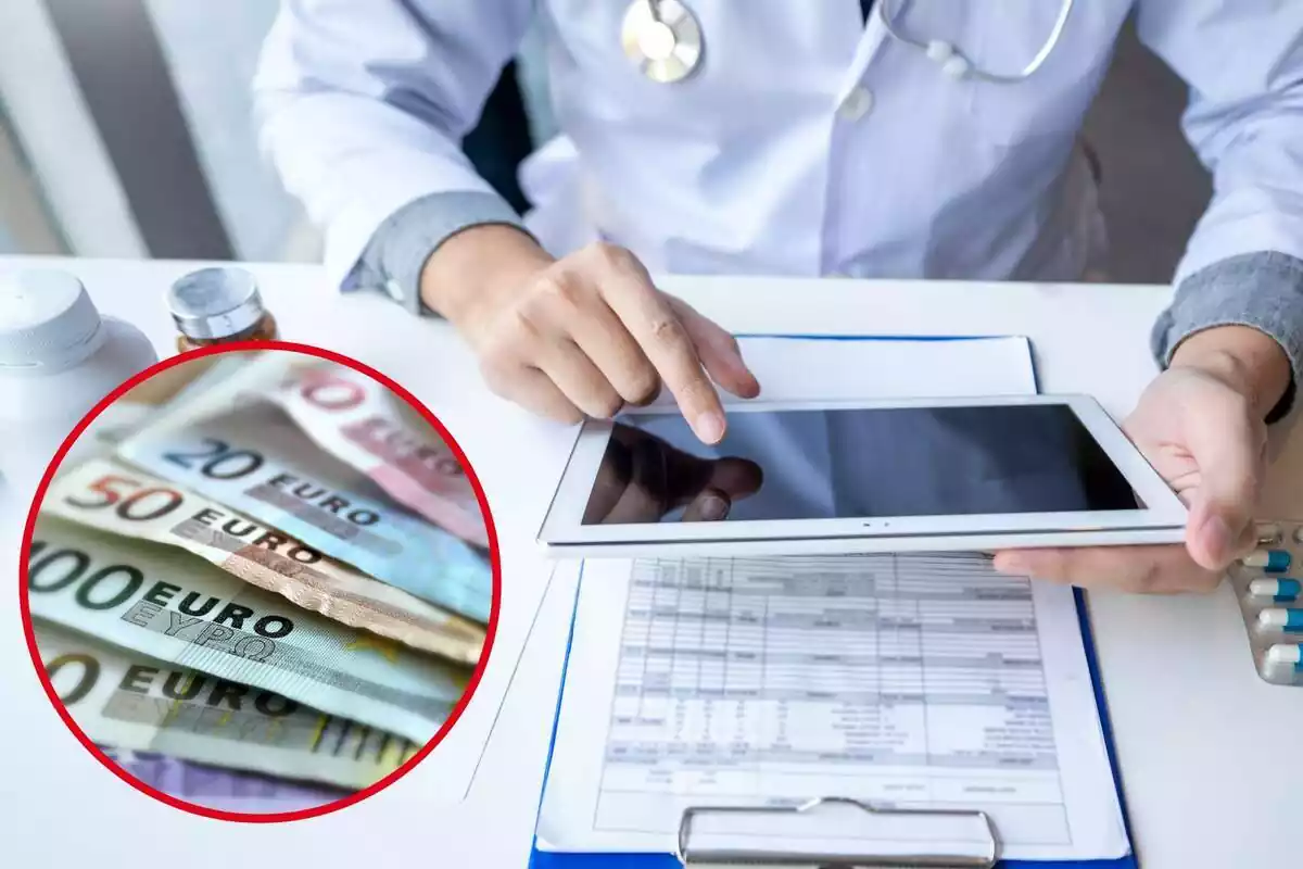Imatge mostrant un metge fent un informe i una foto destacada a l'esquerra d'uns bitllets d'EURO