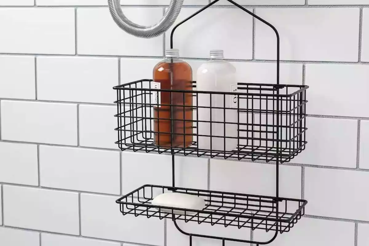 Primer pla del portaobjectes de dutxa d'Ikea
