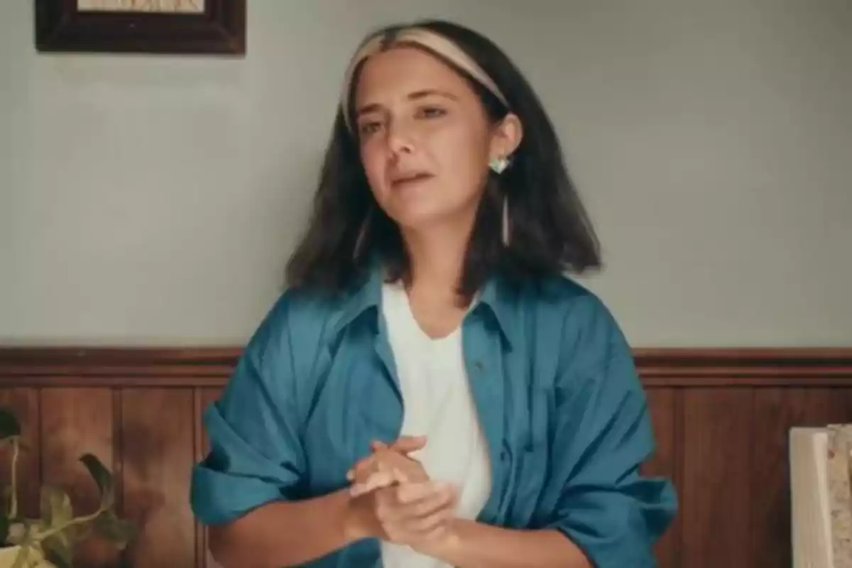 Alejandra Armero porta una camisa blava sobre una samarreta blanca i és en una habitació amb parets de fusta i una planta al seu costat. Alejandra Armero porta una camisa blava sobre una samarreta blanca i és en una habitació amb parets de fusta i una planta al seu costat.
