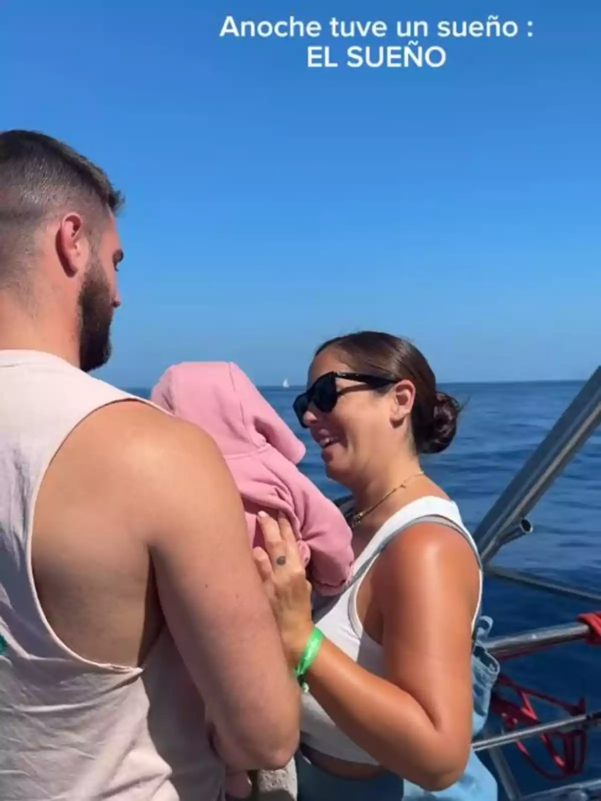 David Rodríguez i Anabel Pantoja sostenen l'Alma en un vaixell amb el mar de fons i un cel clar. David Rodríguez i Anabel Pantoja sostenen l'Alma en un vaixell amb el mar de fons i un cel clar.