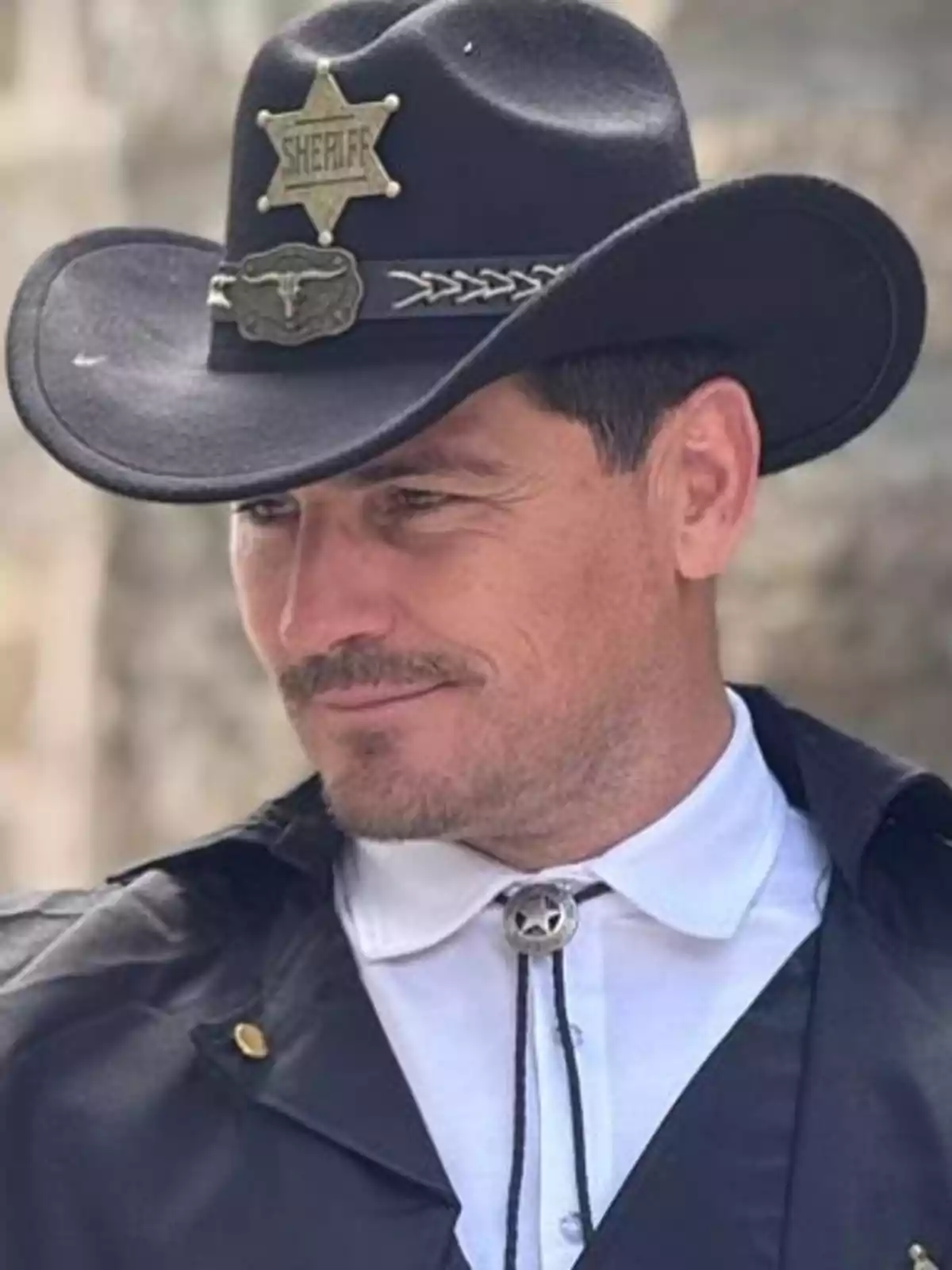 Íker Casillas amb barret de xèrif i jaqueta negra. Íker Casillas amb barret de xèrif i jaqueta negra.