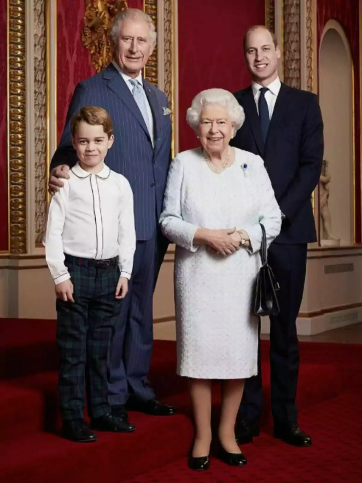 Un grup de persones posant en un entorn elegant amb catifa vermella i parets decorades. Un grup de persones posant en un entorn elegant amb catifa vermella i parets decorades.
