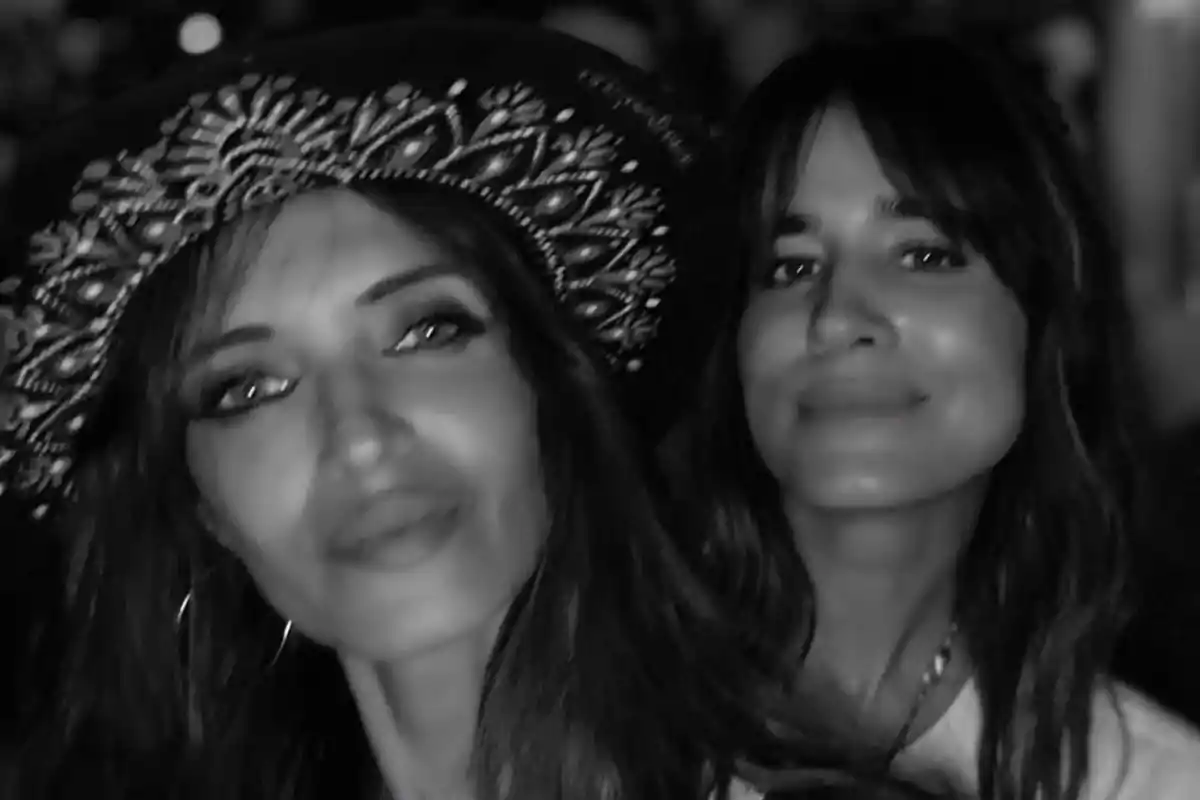 Sara Carbonero i Isabel Jiménez posen juntes per a una selfie en blanc i negre, una d'elles porta un barret decorat. Sara Carbonero i Isabel Jiménez posen juntes per a una selfie en blanc i negre, una d'elles porta un barret decorat.