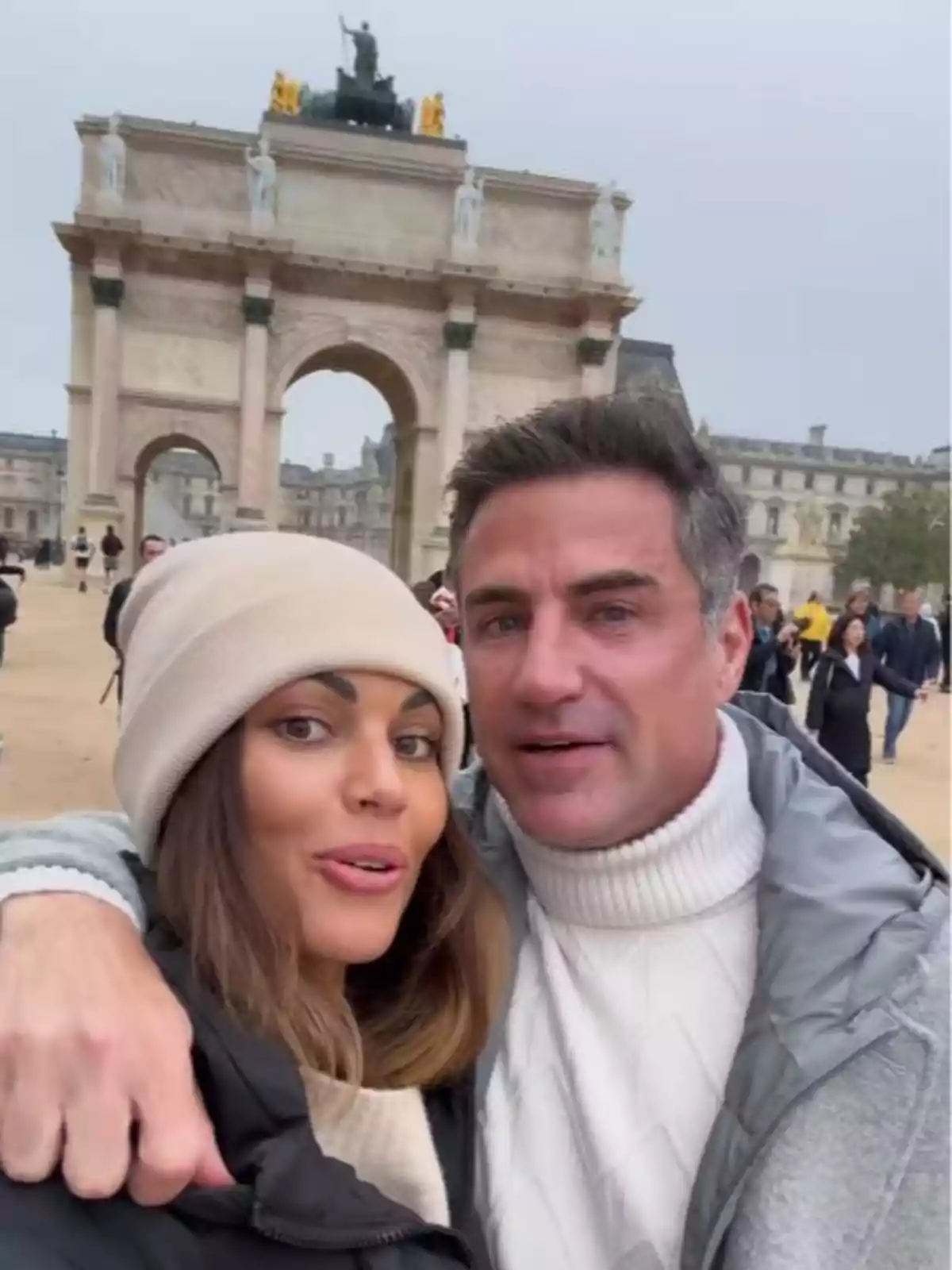 Lara Álvarez i Perico Durán es fan una selfie davant de l'Arc de Triomf del Carrusel en un dia ennuvolat. Lara Álvarez i Perico Durán es fan una selfie davant de l'Arc de Triomf del Carrusel en un dia ennuvolat.