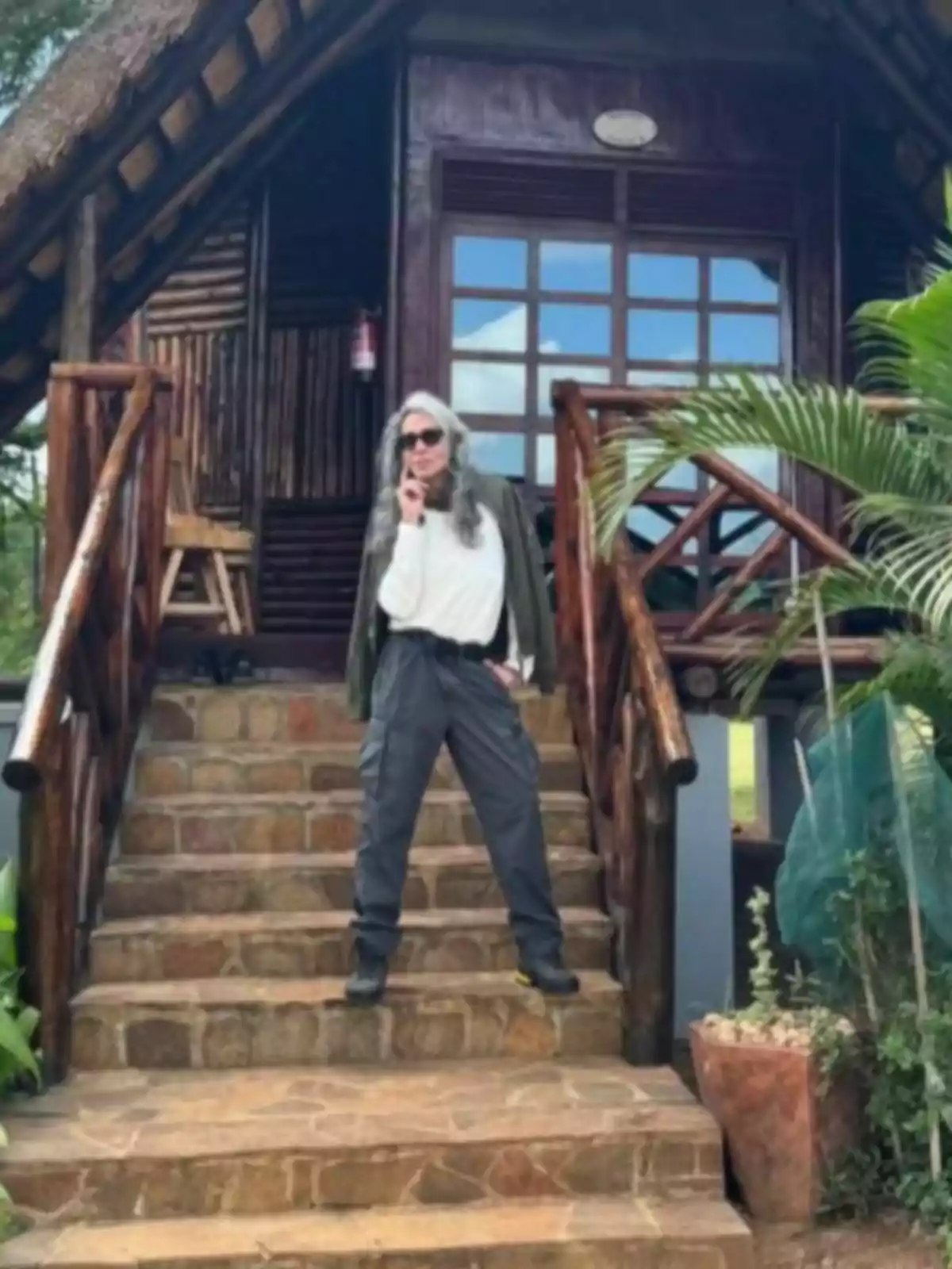 Mario Vaquerizo amb ulleres de sol posant a les escales d’una cabana de fusta envoltada de vegetació Mario Vaquerizo amb ulleres de sol posant a les escales d’una cabana de fusta envoltada de vegetació