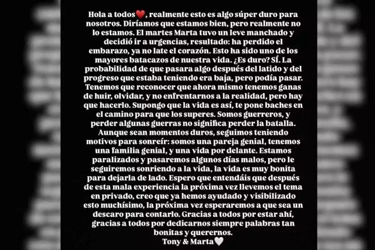Message on a black background where a couple named Tony and Marta share with their followers that they have lost a pregnancy, express their pain, thank everyone for the support received, and state that they will move forward together despite the sadness. Message on a black background where a couple named Tony and Marta share with their followers that they have lost a pregnancy, express their pain, thank everyone for the support received, and state that they will move forward together despite the sadness.