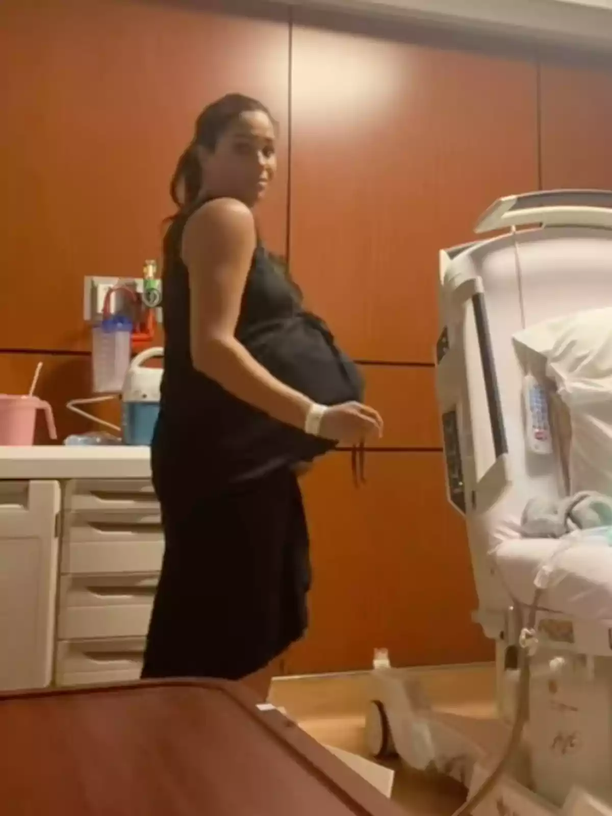 Meghan Markle embarassada dreta en una habitació d’hospital al costat d’un llit mèdic Meghan Markle embarassada dreta en una habitació d’hospital al costat d’un llit mèdic