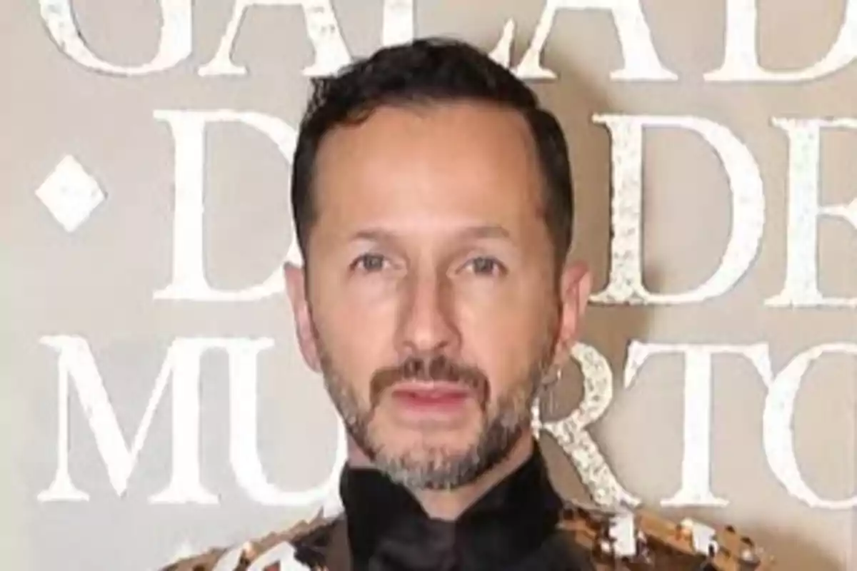 Óscar Madrazo with a background of large white letters Óscar Madrazo with a background of large white letters