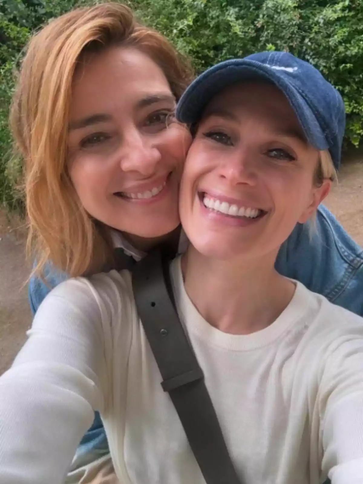 Sandra Barneda i Pascalle Paerel somrients posen per a una selfie a l'aire lliure, una porta gorra blava i l'altra té els cabells solts. Sandra Barneda i Pascalle Paerel somrients posen per a una selfie a l'aire lliure, una porta gorra blava i l'altra té els cabells solts.