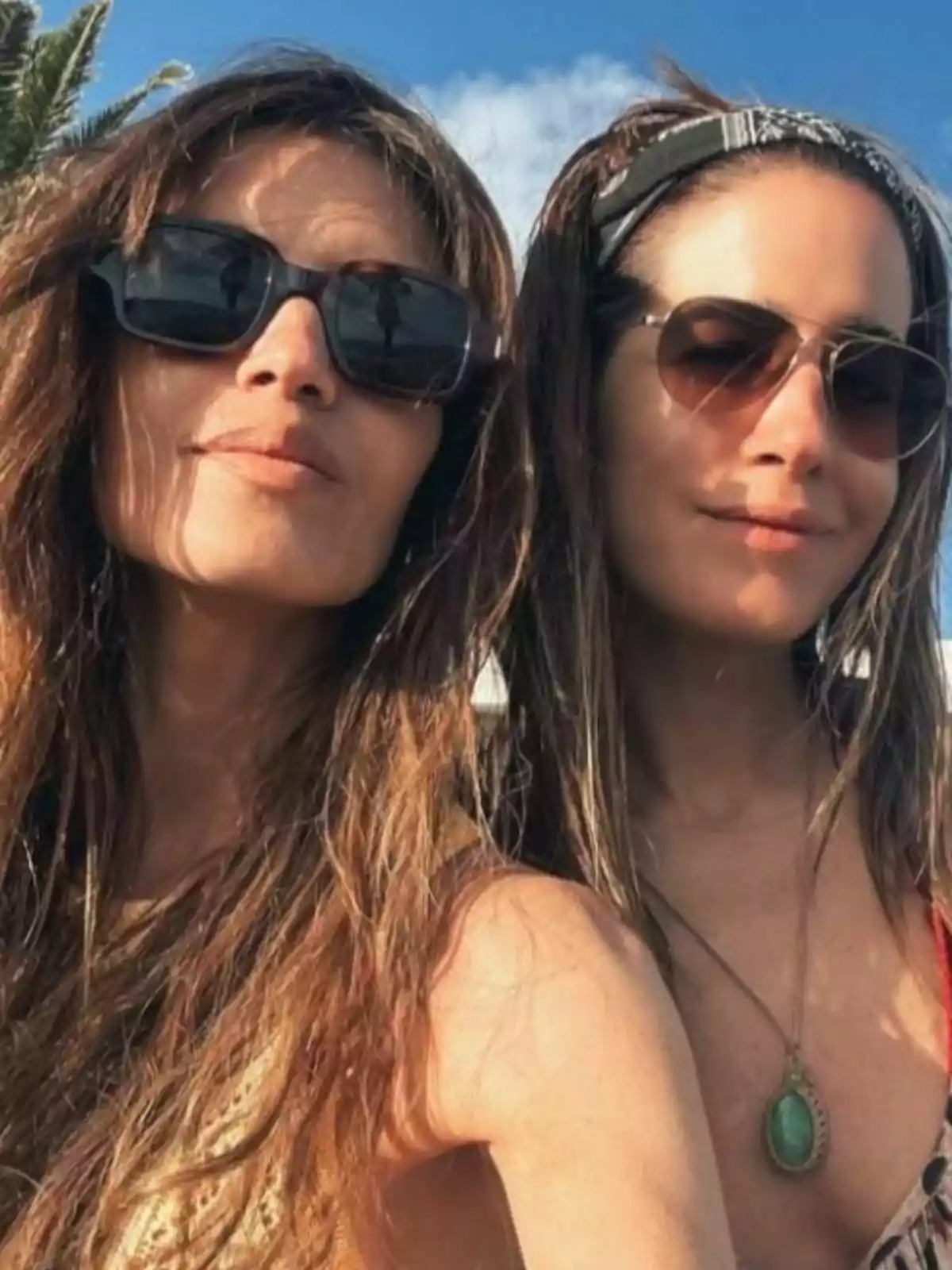 Sara Carbonero i Isabel Jiménez amb ulleres de sol posant a l'aire lliure en un dia assolellat. Sara Carbonero i Isabel Jiménez amb ulleres de sol posant a l'aire lliure en un dia assolellat.