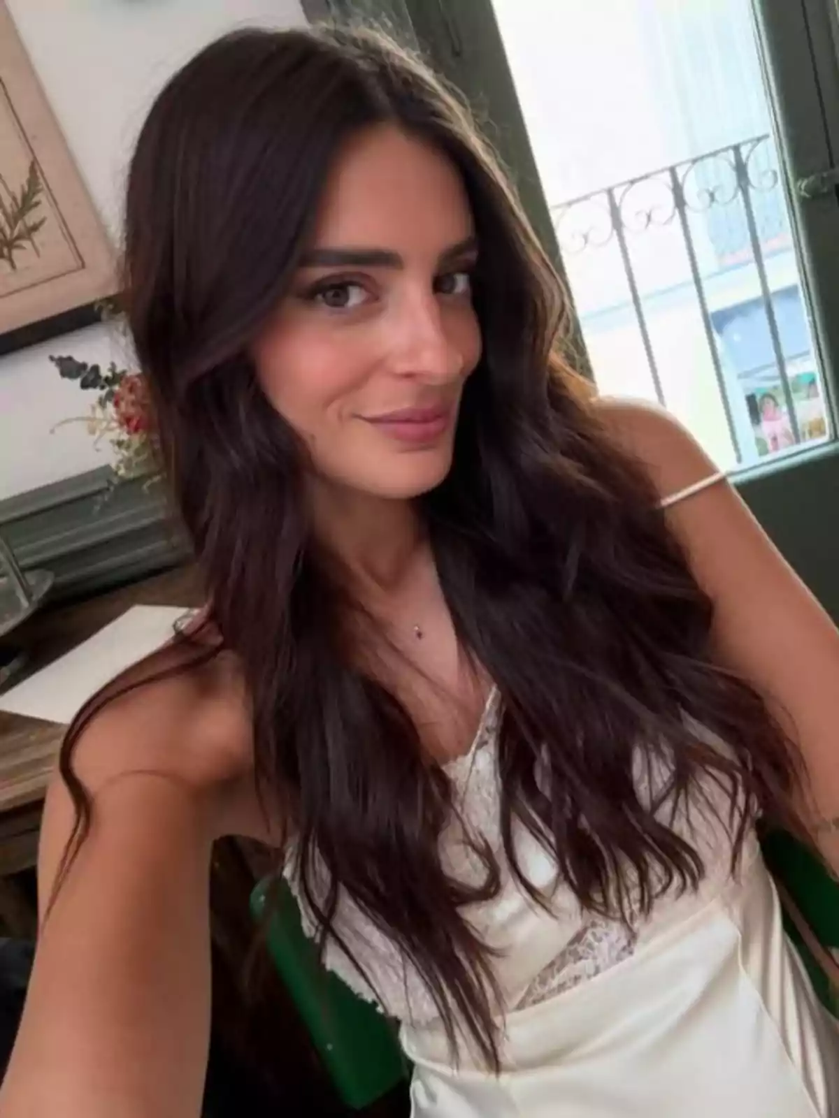 Susana Molina somriu mentre es fa una selfie en un interior il·luminat amb llum natural. Susana Molina somriu mentre es fa una selfie en un interior il·luminat amb llum natural.