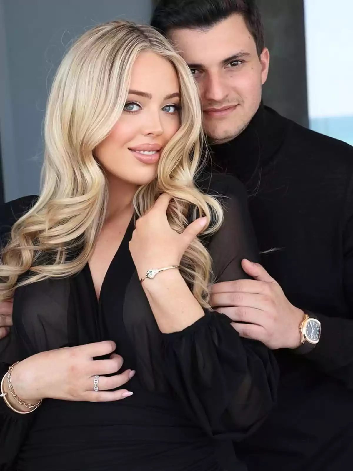 Tiffany Trump i Michael Boulos posant junts, tots dos vestits de negre, amb la dona somrient i l'home abraçant-la per darrere. Tiffany Trump i Michael Boulos posant junts, tots dos vestits de negre, amb la dona somrient i l'home abraçant-la per darrere.