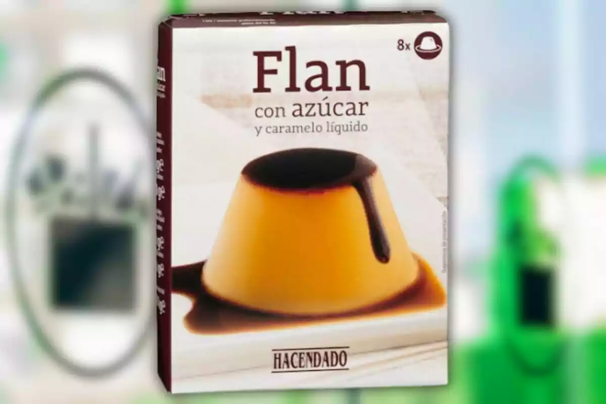 Caixa de flam amb sucre i caramel líquid de la marca Hacendado, mostrant una imatge de les postres servides en un plat blanc. Caixa de flam amb sucre i caramel líquid de la marca Hacendado, mostrant una imatge de les postres servides en un plat blanc.