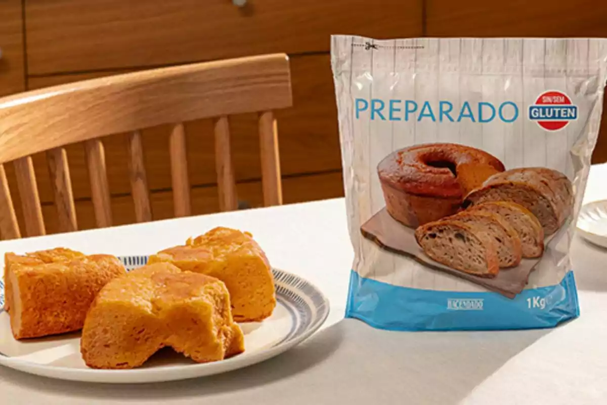 Paquet de preparat sense gluten al costat d'un plat amb trossos de bescuit sobre una taula. Paquet de preparat sense gluten al costat d'un plat amb trossos de bescuit sobre una taula.
