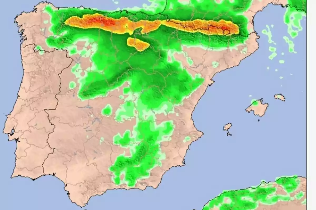 Mapa meteorológico de la península ibérica mostrando áreas de precipitación en tonos verdes y naranjas, con mayor intensidad en el norte.