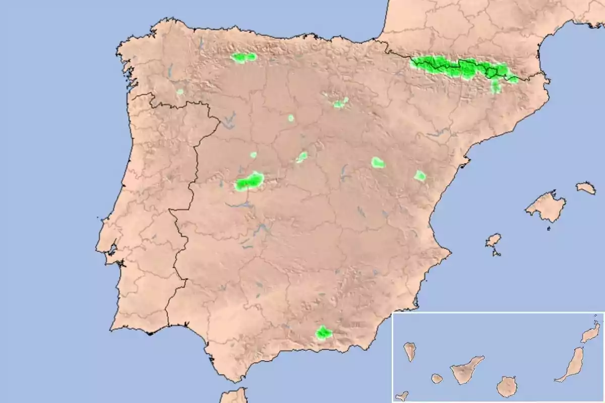 Mapa de la península ibérica con áreas verdes que indican zonas de precipitación.