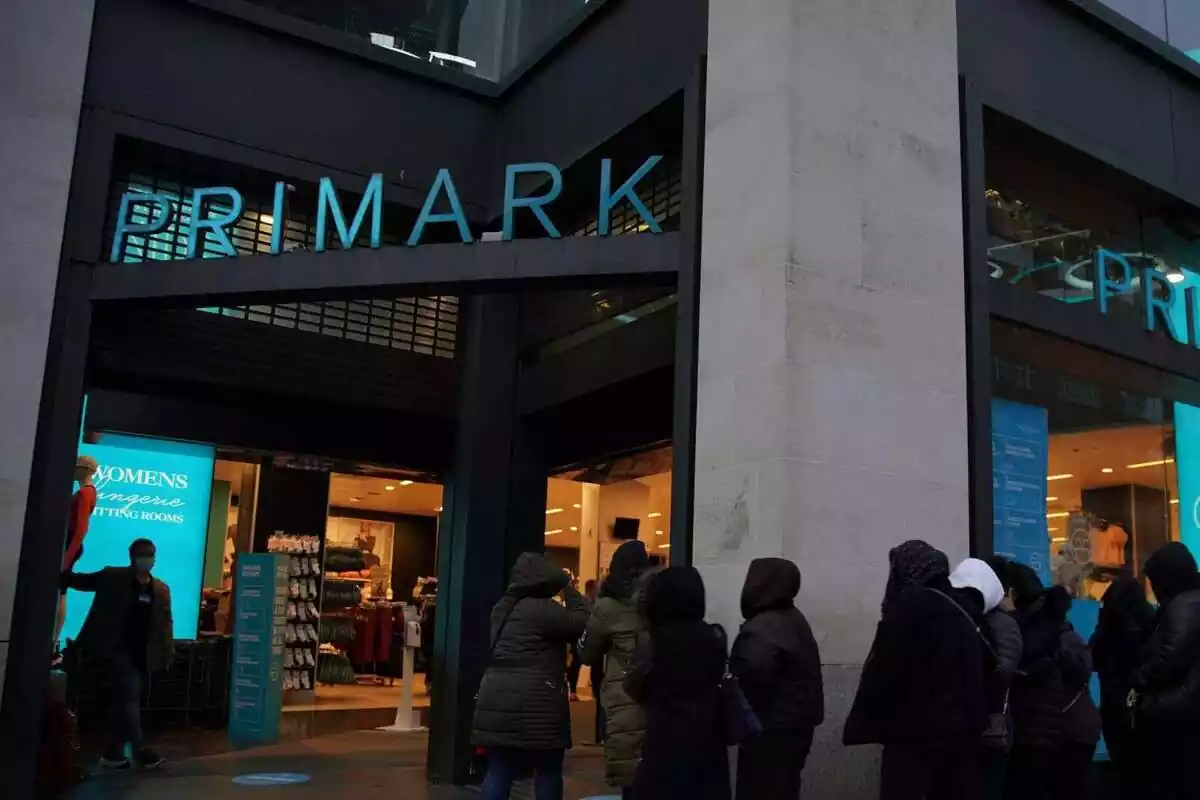 La gent entra a la botiga Primark a Oxford Street a Londres després de la seva reobertura