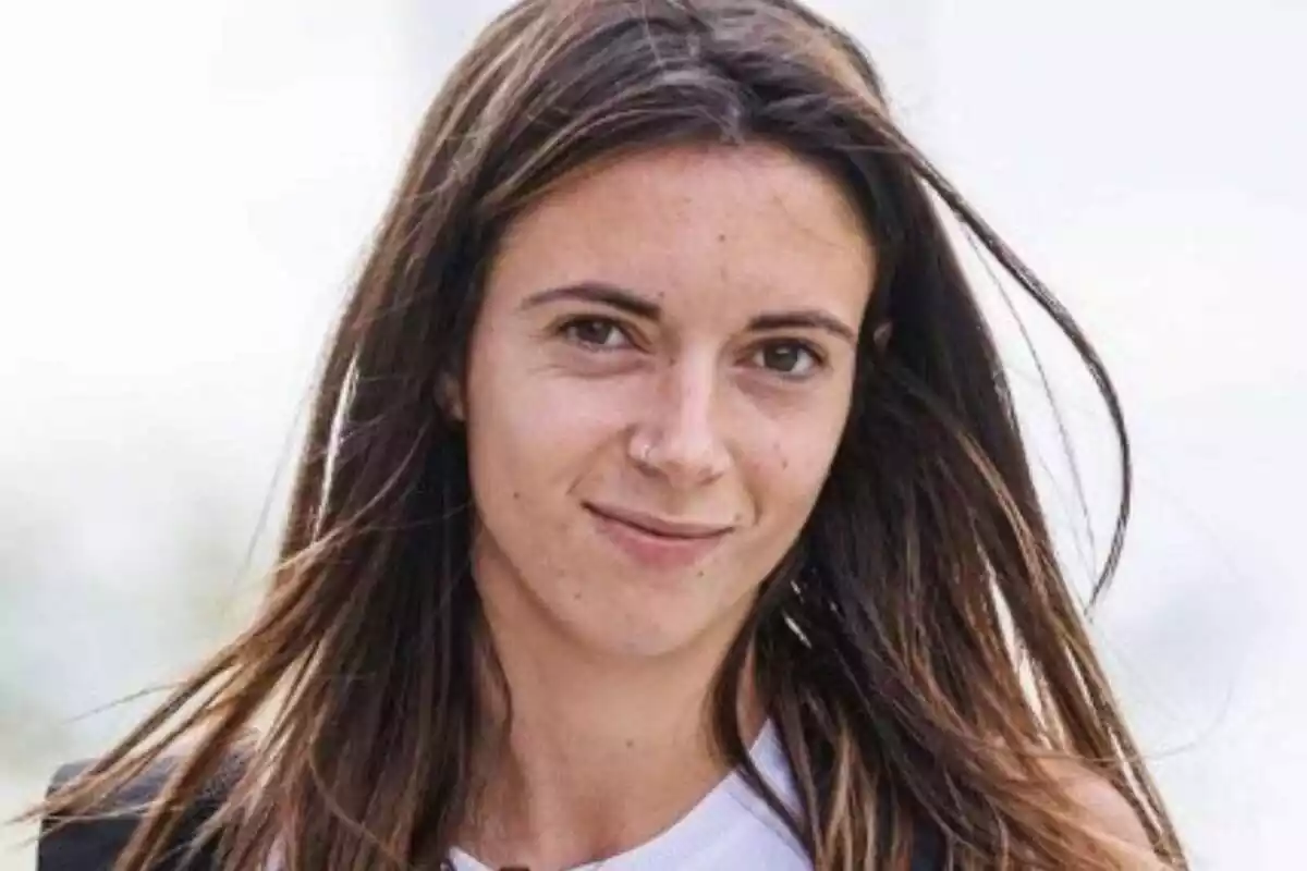 Primer pla de la futbolista del Barça Aitana Bonmatí amb un mig somriure i mirant a càmera