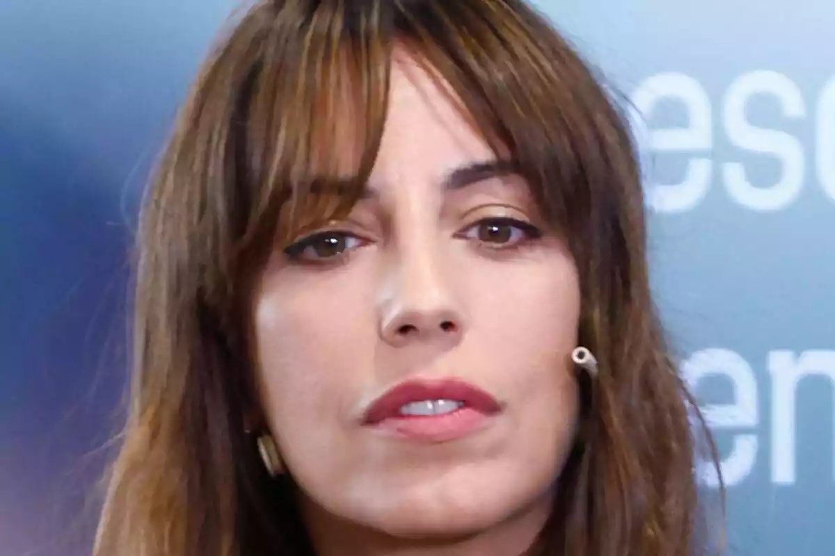 Primer pla d'Almudena Cid amb cara seriosa durant l'esdeveniment de La Lliga a Madrid a l'octubre de 2023