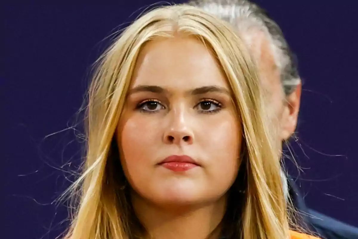 Amalia dels Països Baixos mirant al front amb expressió seriosa