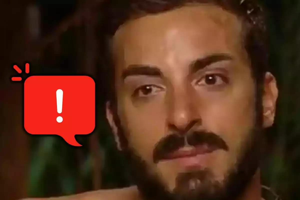Primer pla de Borja González amb expressió seriosa i un globus de diàleg vermell amb un signe d’exclamació blanc.
