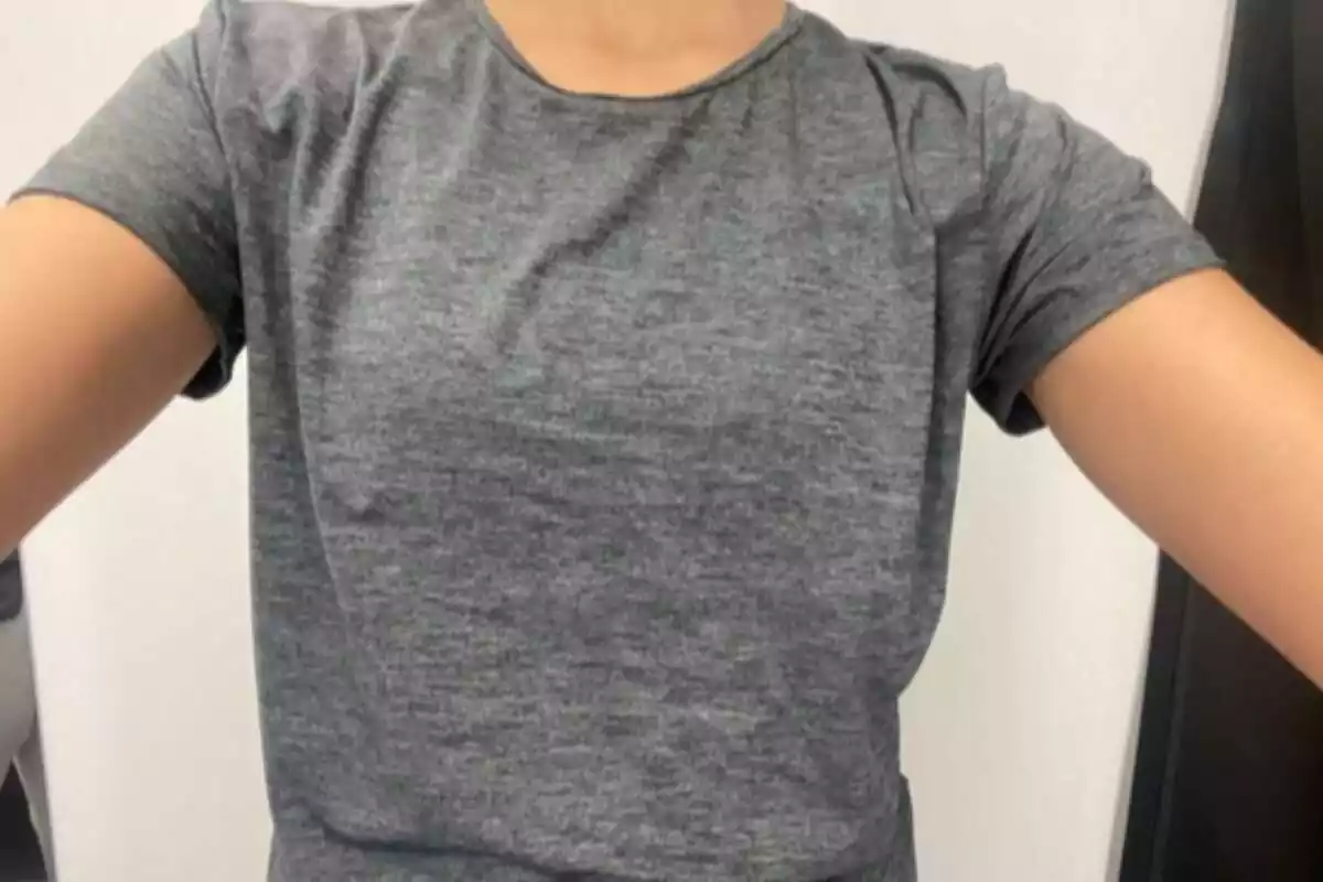 Primer plano de la camiseta fitness de Decathlon