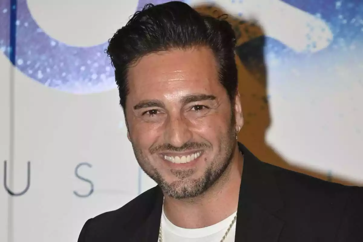 Primer pla de David Bustamante somrient en la promoció de 'Ghost'