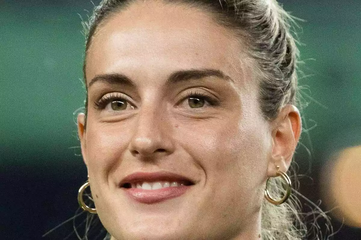 Primer pla d'Alexia Putellas somrient al Camp Nou